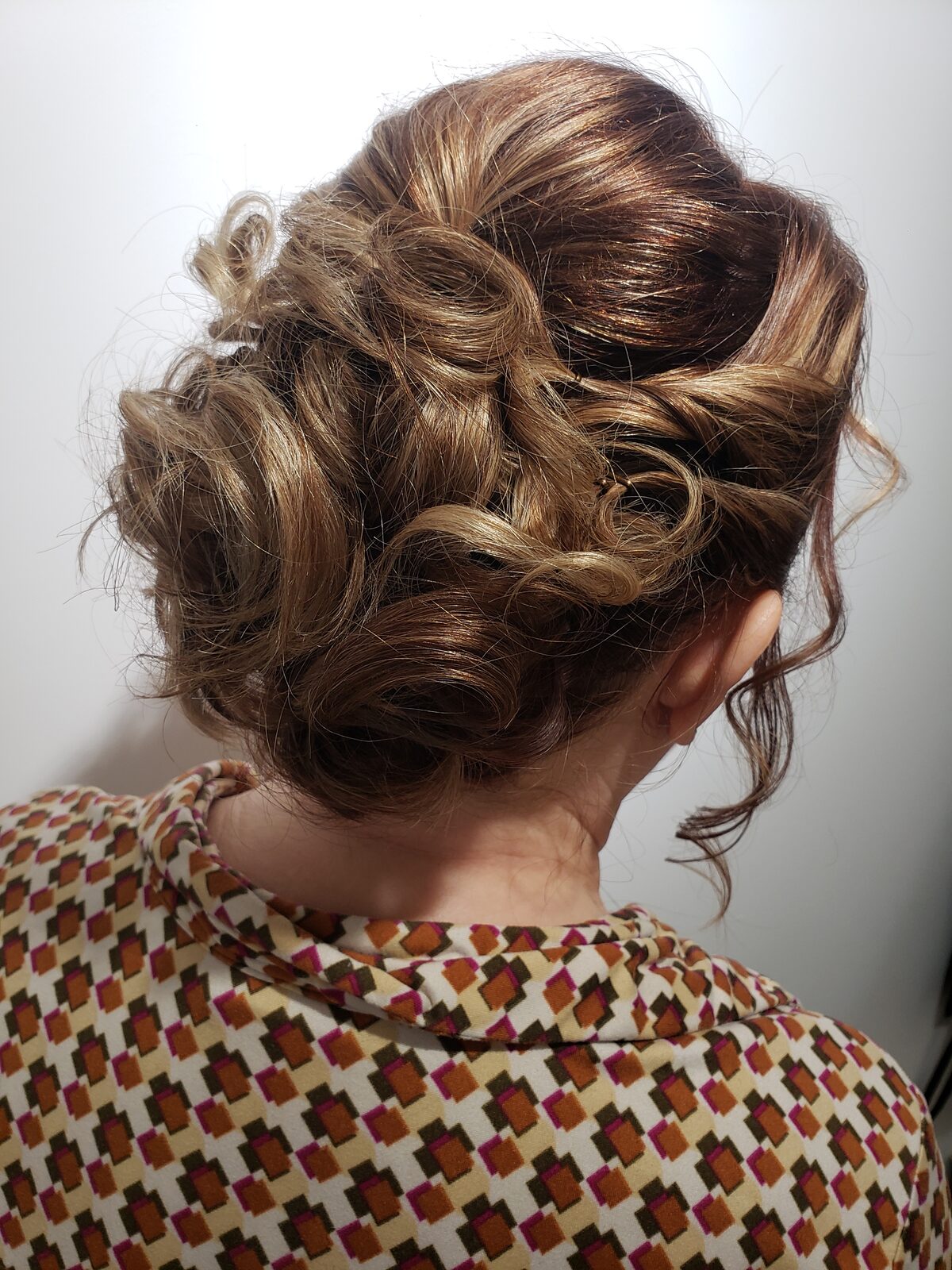 Chignons & attaches n°2 — réalisation de Coralie, salon Entre Vous et Moi à Plancoët