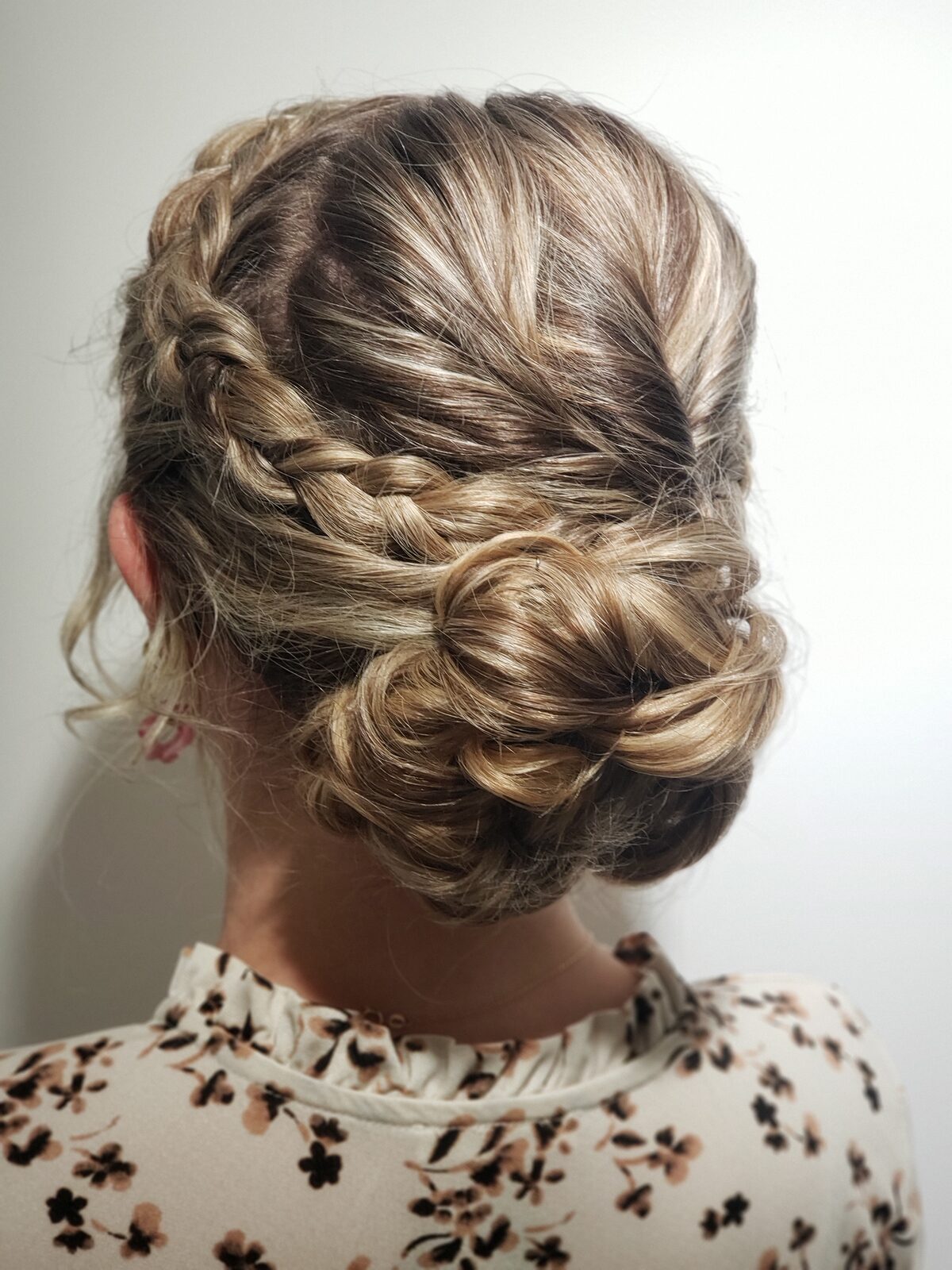 Chignons & attaches n°4 — réalisation de Coralie, salon Entre Vous et Moi à Plancoët