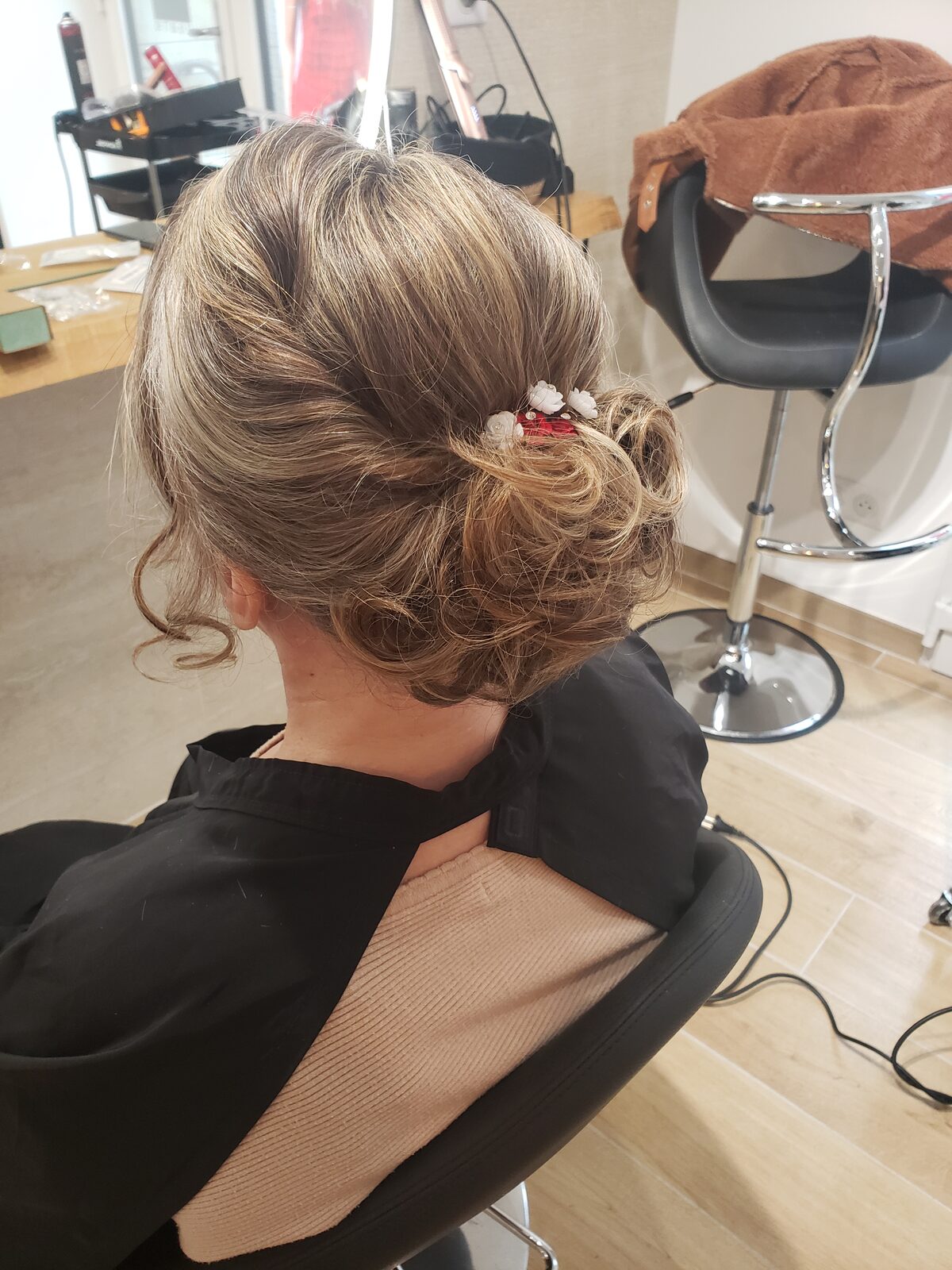 Chignons & attaches n°5 — réalisation de Coralie, salon Entre Vous et Moi à Plancoët